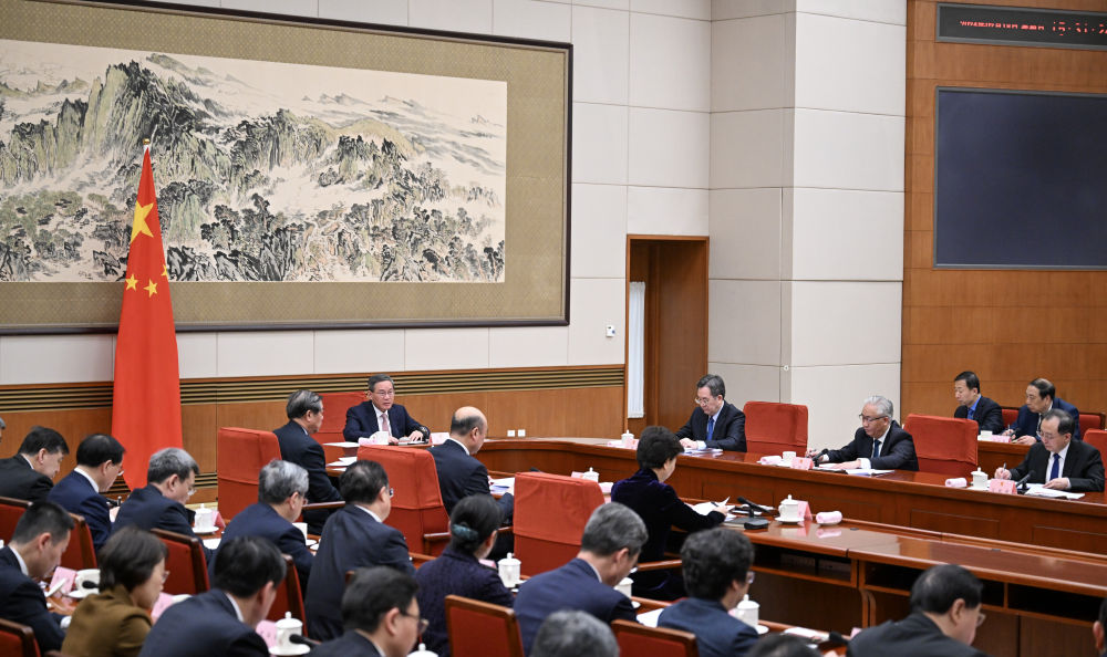转发  李强主持召开国务院第三次全体会议 讨论《政府工作报告》稿 对做好开年工作进行动员
